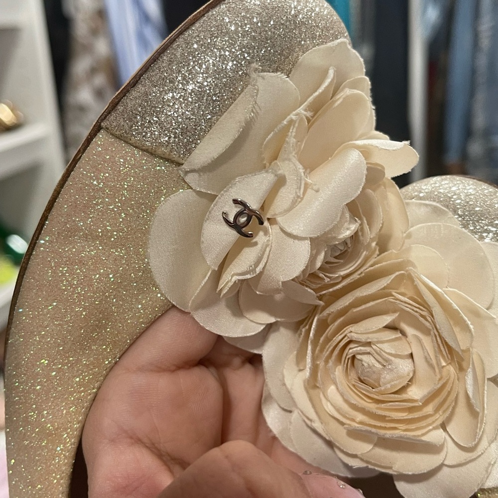 CHANEL Beige Glitter Camellia-Embellished Ballet Flats - Picture 3 of 13